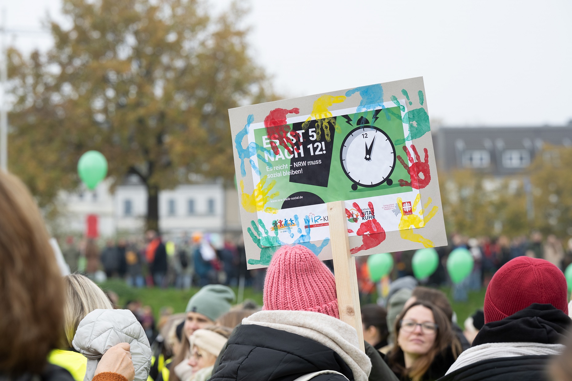 Anlass für die Kundgebung waren im NRW-Haushaltsentwurf 2025 vorgesehene Kürzungen im Bereich der Freien Wohlfahrtspflege in NRW um 83 Mio. Euro.