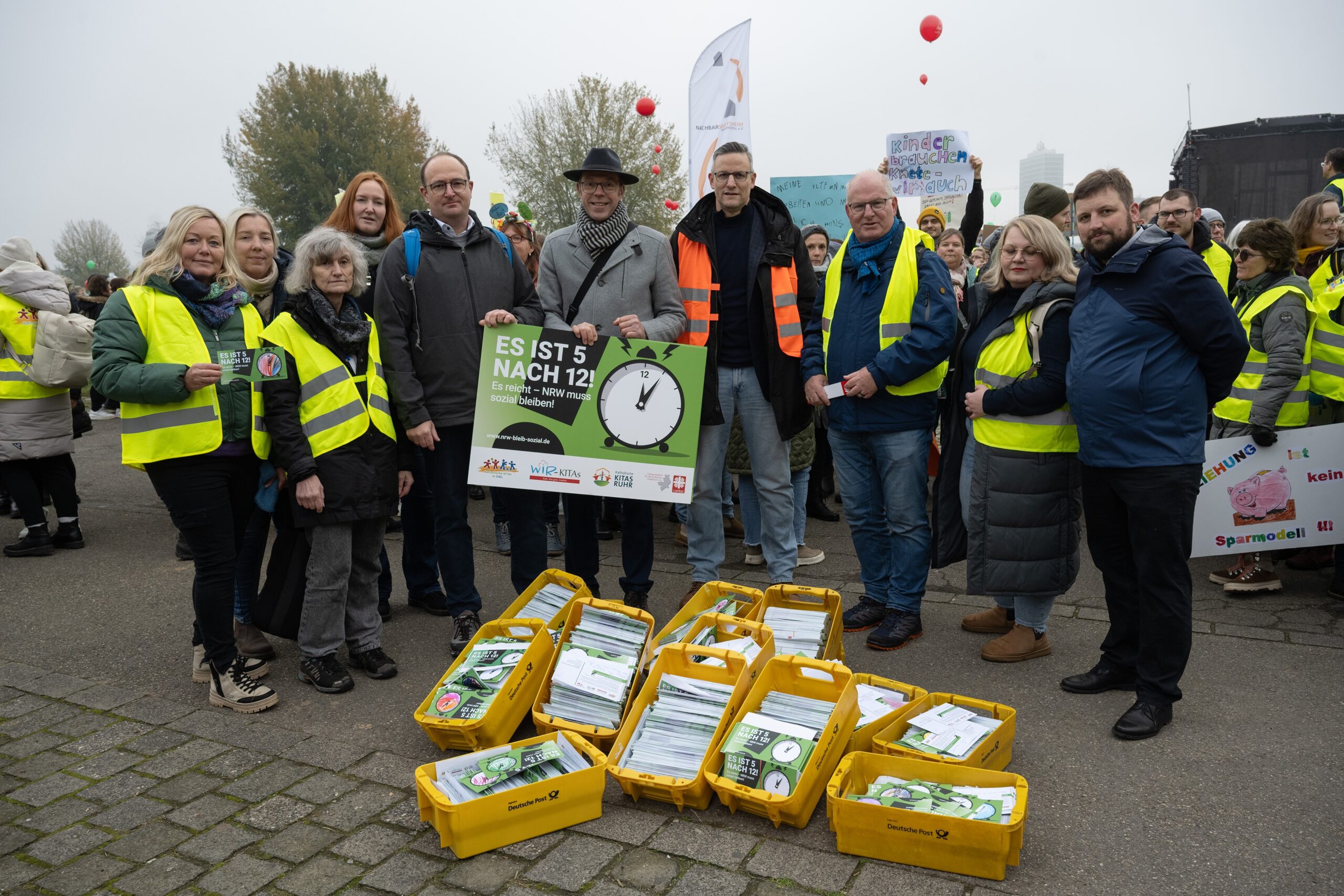 Eine Postkarten-Begleitkampagne, die im Erzbistum unter Beteiligung von sieben Kita-Trägergesellschaften, dem Diözesancaritasverband Paderborn und der Kompetenzeinheit für Kindertageseinrichtungen im Erzbischöflichen Generalvikariat Paderborn entstanden ist, soll die Solidarität der katholischen Kindertageseinrichtungen im Erzbistum Paderborn ausdrücken.